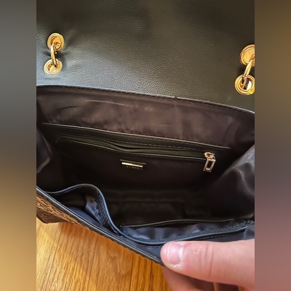 Guess Purse. In great condition. - Picture 5 of 7